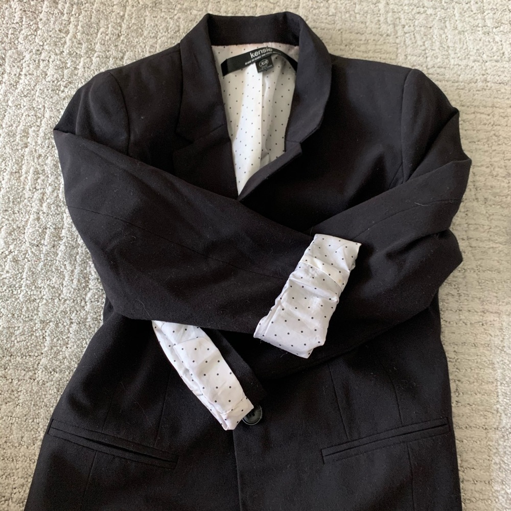 Black blazer with 3/4 sleeves and polka dot lining